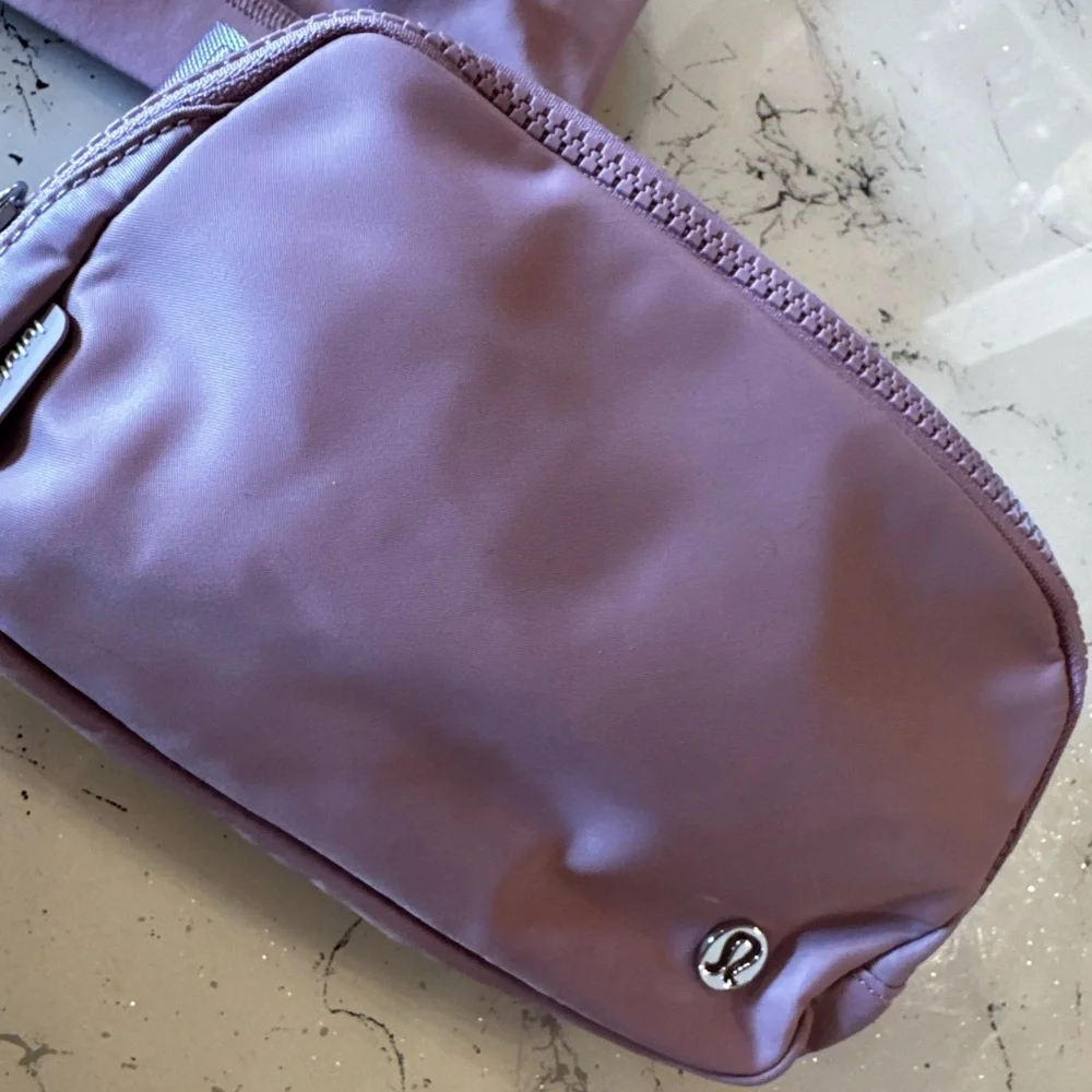 lululemon athletica Women's Envital b/c cup Sports Bra with everywhere belt bag - Picture 10 of 13